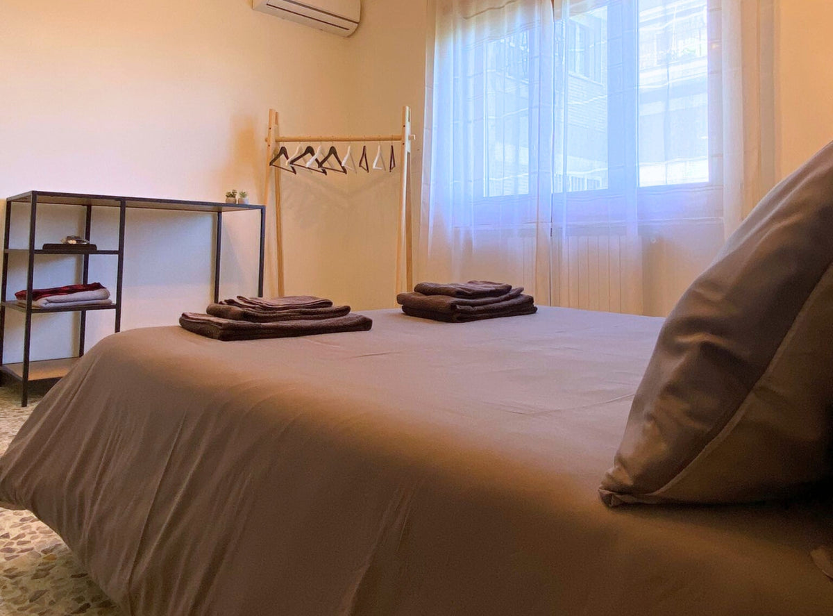 Letto matrimoniale nella zona notte dell'appartamento moderno Adelaide's House a Roma